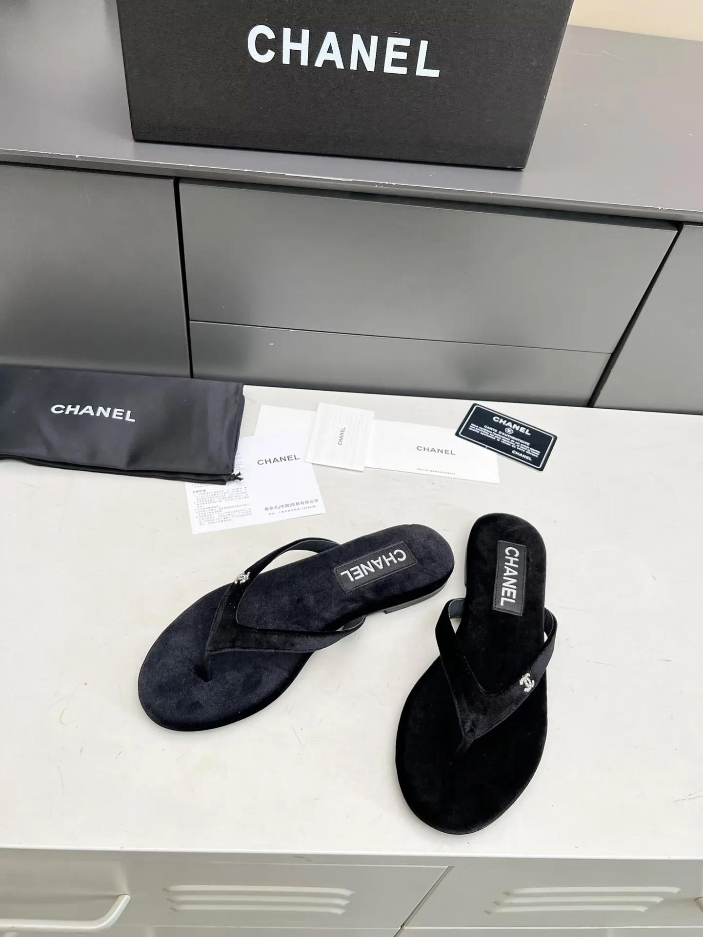 👟👟Ex-factory price 380👟👟 Chanel new spring and summer genuine leather outsole flip-flops✅ I was really moved by this shoe when I first saw it💓 I liked it at first sight [surprised], 😊 and it has Chanel’s classic diamond logo💎 Fabric: imported cowhide 🐂 Denim, velvet Lining: cow lining Color: black Code number: 35-41 (41 can be customized and non-returnable) Outsole: Made of genuine leather outsole Packaging: with card, cloth bag